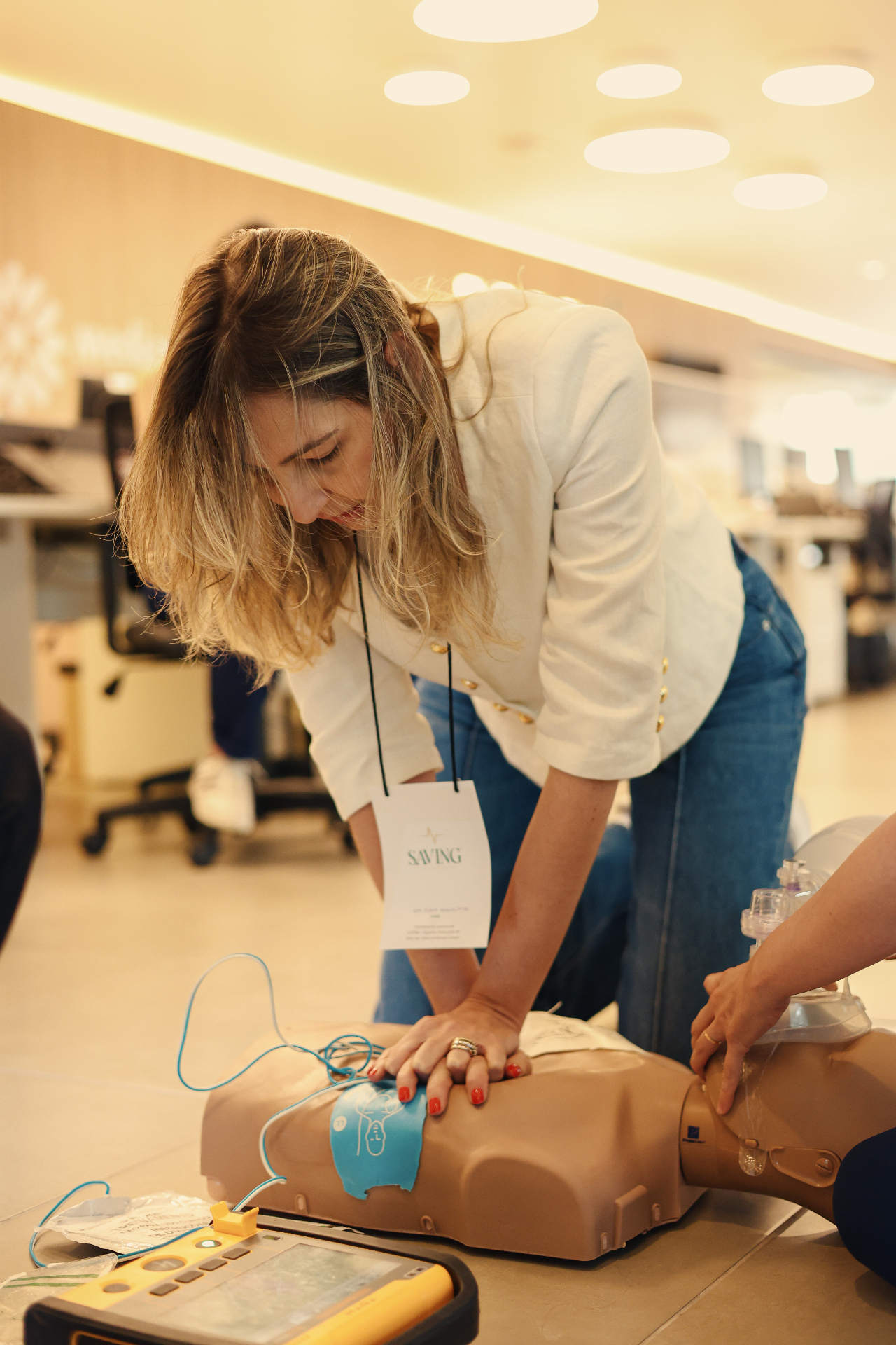 Médica praticando compressões torácicas em simulador