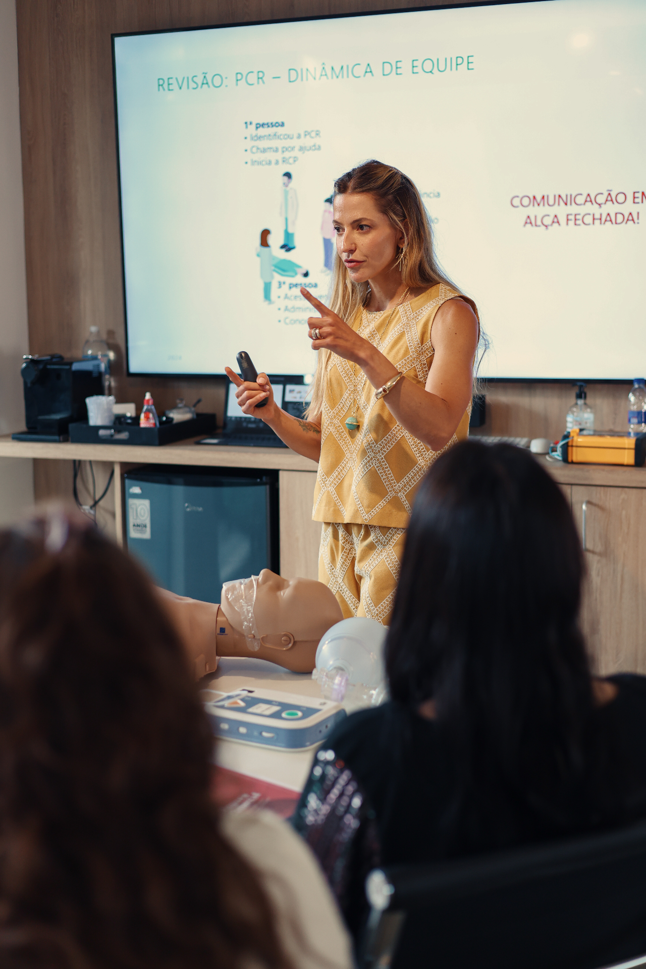 Dra. Kelly explicando dinâmica de equipe em PCR
