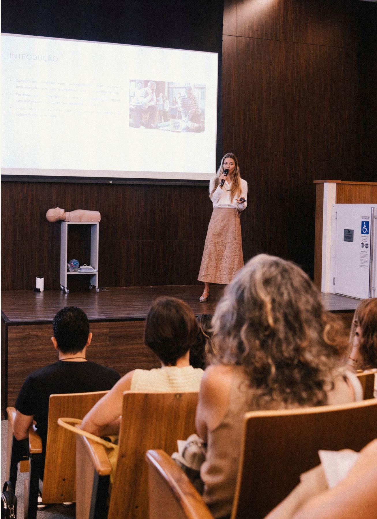 Dra. Kelly Perdigão apresentando treinamento